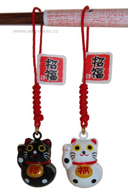 Přívěsek - kovová kočička Maneki Neko s rolničkou - vyrobeno v Japonsku. Přívěsek - kovová kočička Maneki Neko s rolničkou - vyrobeno v Japonsku.