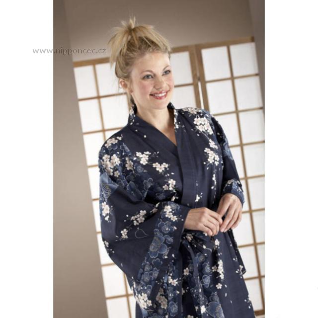 Dmsk upan - yukata s blmi teovmi kvty na tmav modrm pozad.